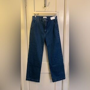 NWT Abercrombie & Fitch High-Rise '90's
Relaxed Jean with Trouser Pockets